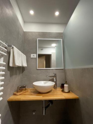 伊佐拉Apartment Sotlar的浴室设有白色水槽和镜子