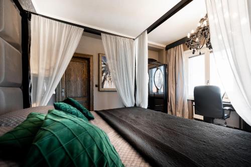 科希策Premium Apt Kosice Center 3 room with PARKING的一间卧室配有一张带绿色枕头的大床