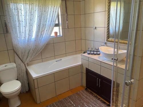 克鲁格斯多普Zacks Country Stay Self-catering的浴室配有卫生间、盥洗盆和淋浴。