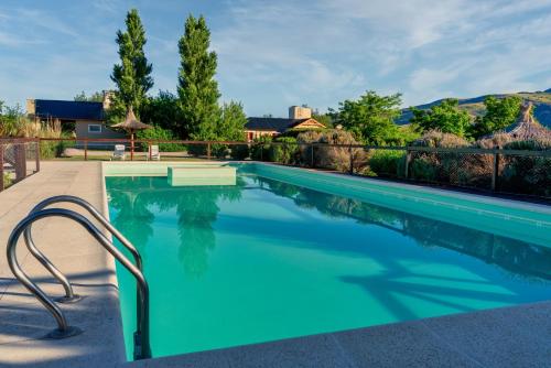 San Andres de las SierrasLos Llantenes的庭院里的一个蓝色海水游泳池