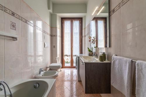 米兰Biloba - Boutique Apartment的带浴缸、盥洗盆和卫生间的浴室