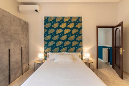 米兰Biloba - Boutique Apartment的一间卧室设有一张大床和蓝色的墙壁