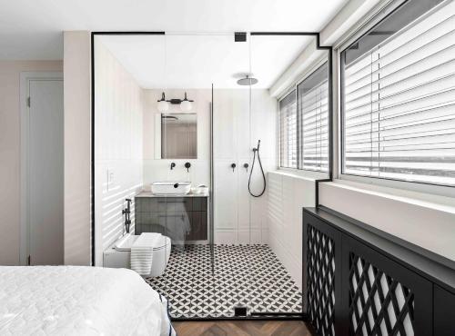 荷兹利亚Elegant Beachfront Duplex with Private Parking的一间卧室设有带淋浴和盥洗盆的浴室