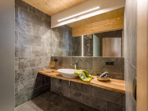 伊特尔Alpenchalets Oberlaiming的一间带水槽和镜子的浴室