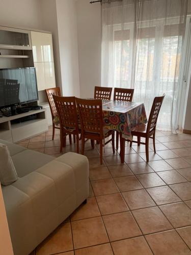 圣托斯特凡诺港CASA AURORA的客厅配有桌椅和沙发