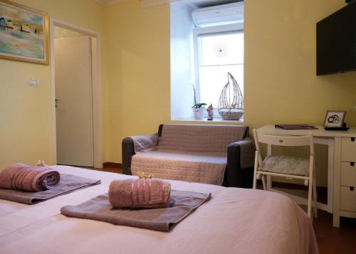 DekaniLavanderin Apartment的客房设有两张床、一张桌子和一个窗户。