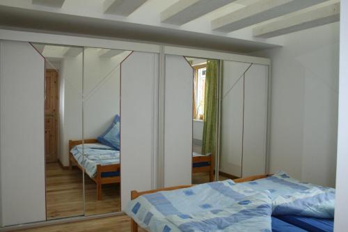 佩讷明德FeWo, Ferienwohnung, Peenemünde im Naturschutzgebiet的一间卧室配有一张床和镜子