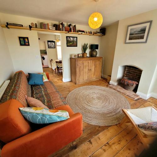 凯辛兰Pea Cottage的带沙发和壁炉的客厅