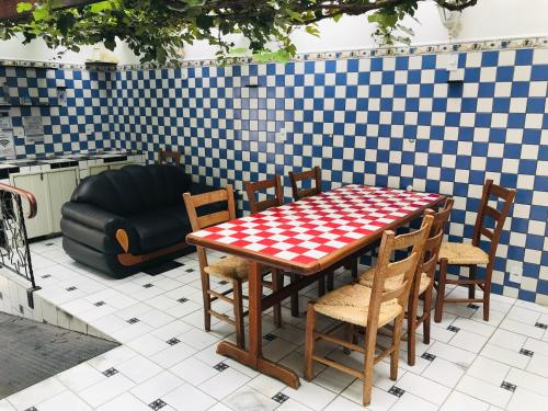 伦索伊斯Chapadão Hostel的庭院内的桌椅,铺有 ⁇ 格地板