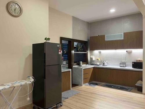 金马仑高原Lucky Home @ Quintet Tanah Rata的一间厨房,里面配有黑色冰箱