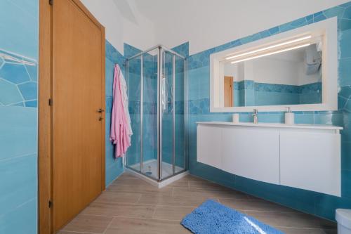 费拉约港Angela Suite的浴室设有白色水槽和镜子