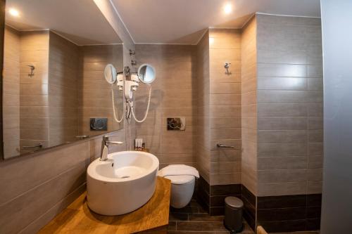 米克诺斯城弗莱士精品酒店的一间带水槽和卫生间的浴室