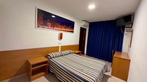 贝尼多姆拉奥罗扎宾馆的一间酒店客房,配有一张床和一台电视