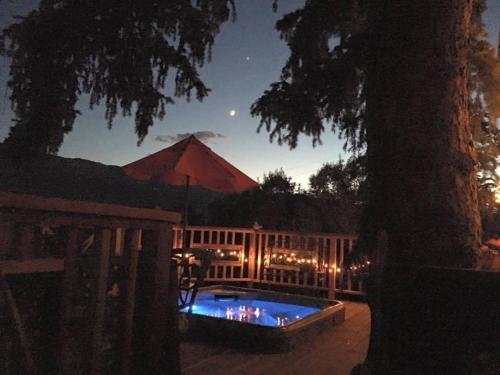 科罗拉多斯普林斯Mystic Portal 420 Guesthouse的庭院里的游泳池,晚上带帐篷