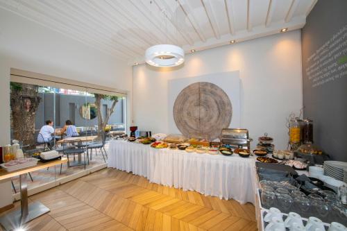米克诺斯城弗莱士精品酒店的餐厅内展示的自助餐点