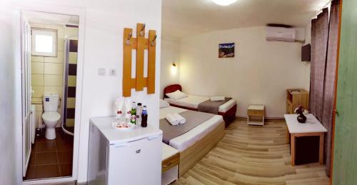 多亚马伊Casa Georgeta的小房间设有浴室,配有床和水槽