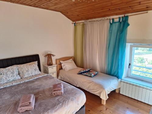 乌马格Casa Romantica的一间卧室设有两张床和窗户。