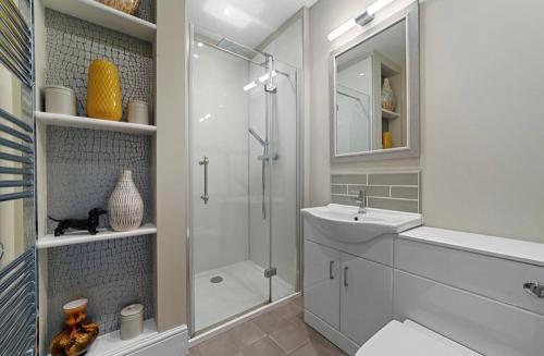 贝里圣埃德蒙兹119 Northgate st - Delightful one bedroom apartment with fantastic living space的带淋浴、盥洗盆和卫生间的浴室