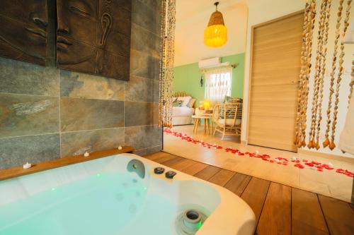马赛Ô Balinais mini villa avec spa et piscine privatif的一间带浴缸的浴室