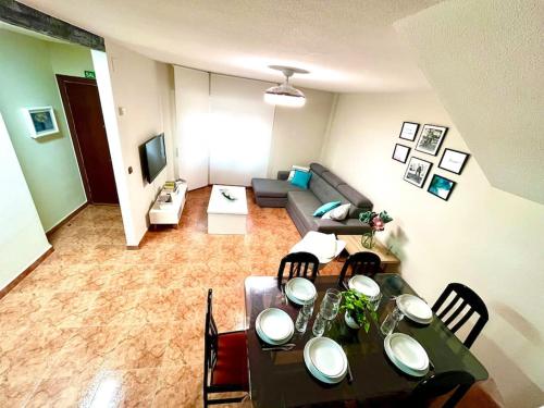 卡斯特洪El Rincón de Neza (UAT01440)的客厅配有桌椅和沙发