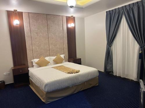 利雅德Kada Suites的酒店客房设有床和窗户。