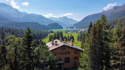圣莫里茨切萨斯普奥达斯酒店的一座位于山谷中的别墅,享有湖泊和山脉美景