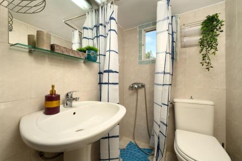 科孚镇Traditional Seaview Home Candili的一间带水槽、卫生间和淋浴的浴室