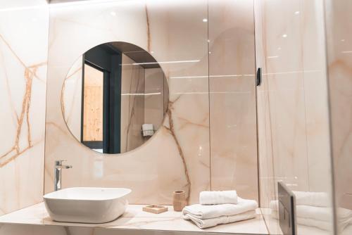 马来济格Wine Paradise - Glamping resort的一间带水槽和镜子的浴室