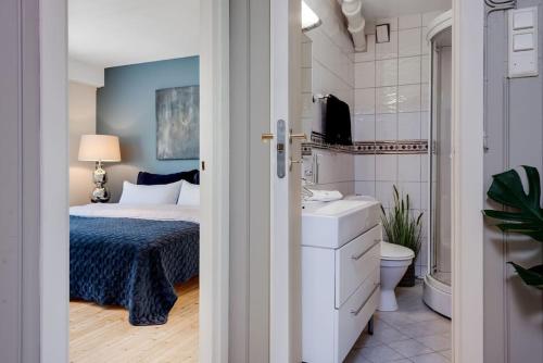 利勒哈默尔Beautiful apartment in the middle of Lillehammer.的一间卧室配有一张床,浴室设有卫生间