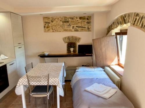 卡斯泰尔诺沃马格拉Casa Dell'Angelo的小房间设有一张床和一张桌子