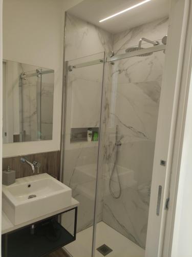维克艾库塞B&B CI.VICO14的浴室配有水槽和带玻璃淋浴间的浴室