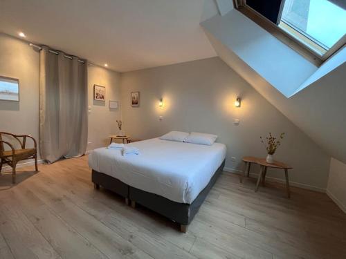 凯恩Le Saint Pierre Grand duplex hyper centre, port Caen的一间卧室配有一张床和天窗