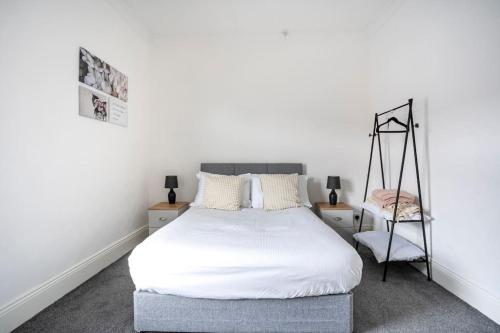 达灵顿The Crown, Modern and Stylish Home from Home的卧室配有白色的床和椅子