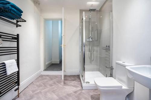 达灵顿The Crown, Modern and Stylish Home from Home的带淋浴、卫生间和盥洗盆的浴室