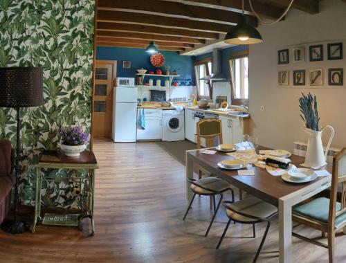伊萨尔苏XANDUA Etxea - Selva de Irati -的厨房以及带桌椅的用餐室。