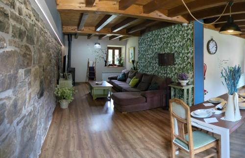 伊萨尔苏XANDUA Etxea - Selva de Irati -的客厅配有沙发和桌子