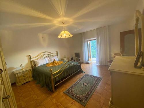 皮索涅Casa vacanze il pettirosso.的一间卧室配有一张绿色的床和吊灯。