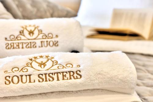 科尔丘拉Villa Soul Sisters的床上的毛巾