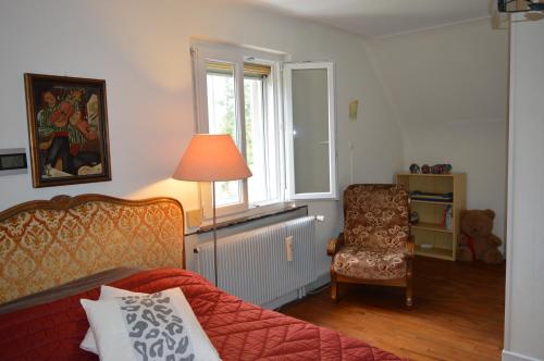 Chez Thérèse et Marguerite的卧室配有床、椅子和窗户。