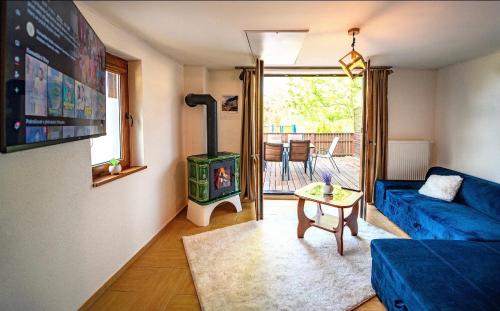 Chatka M3的客厅配有蓝色的沙发和燃木炉。