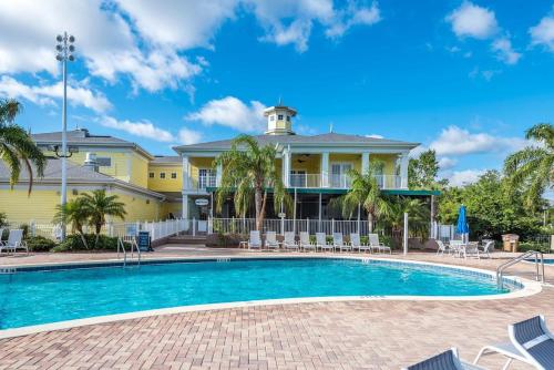 基西米Bahama Bay Resort & Spa - Deluxe Condo Apartments的房屋前有游泳池的房子