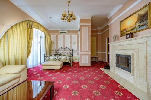 敖德萨戈斯廷尼德沃尔酒店的客厅设有壁炉和沙发。