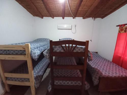 Ingeniero GiagnoniQuinta La Martita的一间卧室设有两张双层床和梯子