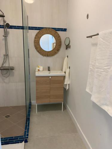 马埃岛Naturalis - Oceanview Residences的一间带水槽和镜子的浴室