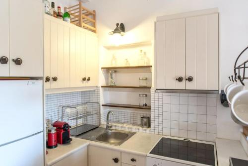 安倍拉斯Holiday residence for families and couples的厨房配有白色橱柜和水槽