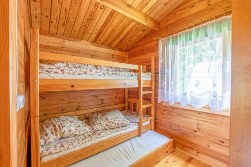达布基KARMAZYNOWY RAJ的小木屋内一间卧室配有两张双层床