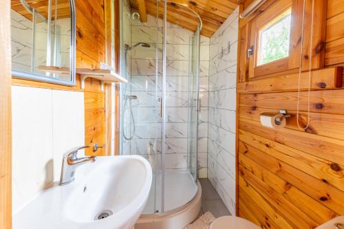 达布基KARMAZYNOWY RAJ的浴室配有盥洗盆、卫生间和浴缸。