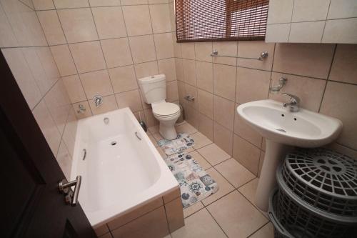 马盖特Topanga 70, Uvongo的带浴缸、卫生间和盥洗盆的浴室