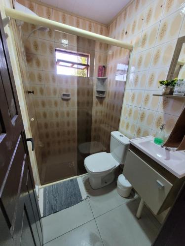 劳鲁米莱Pousada Justi Oliveira的带淋浴、卫生间和盥洗盆的浴室