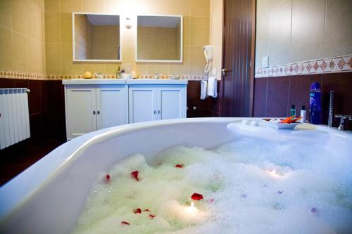 Vimianzo卡特拉度假屋的充满了大量泡沫的浴缸